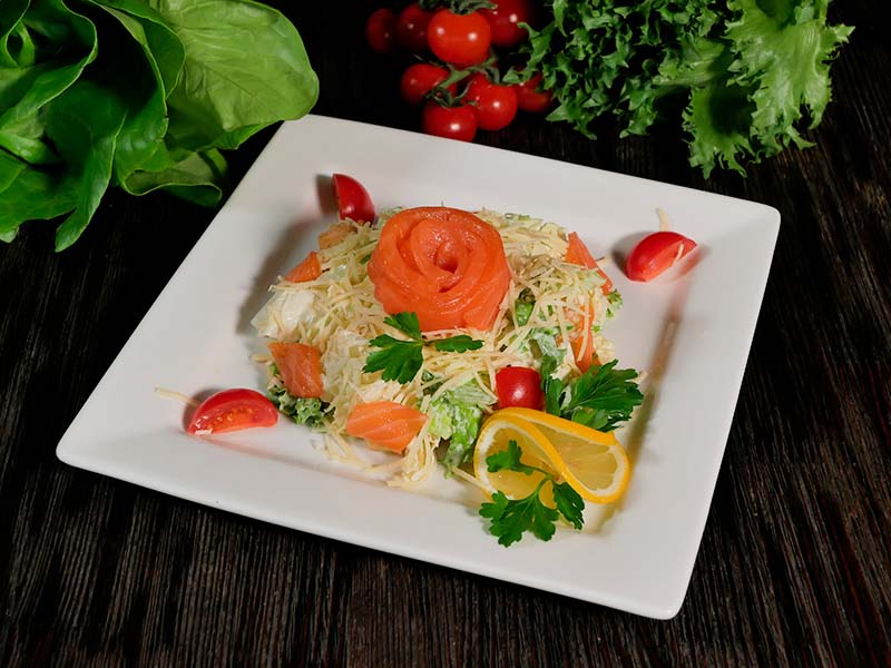 Салат Цезарь с лососем